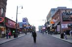 Caminhando pela famosa rua Beale, em em Memphis, no Tennessee - EUA
